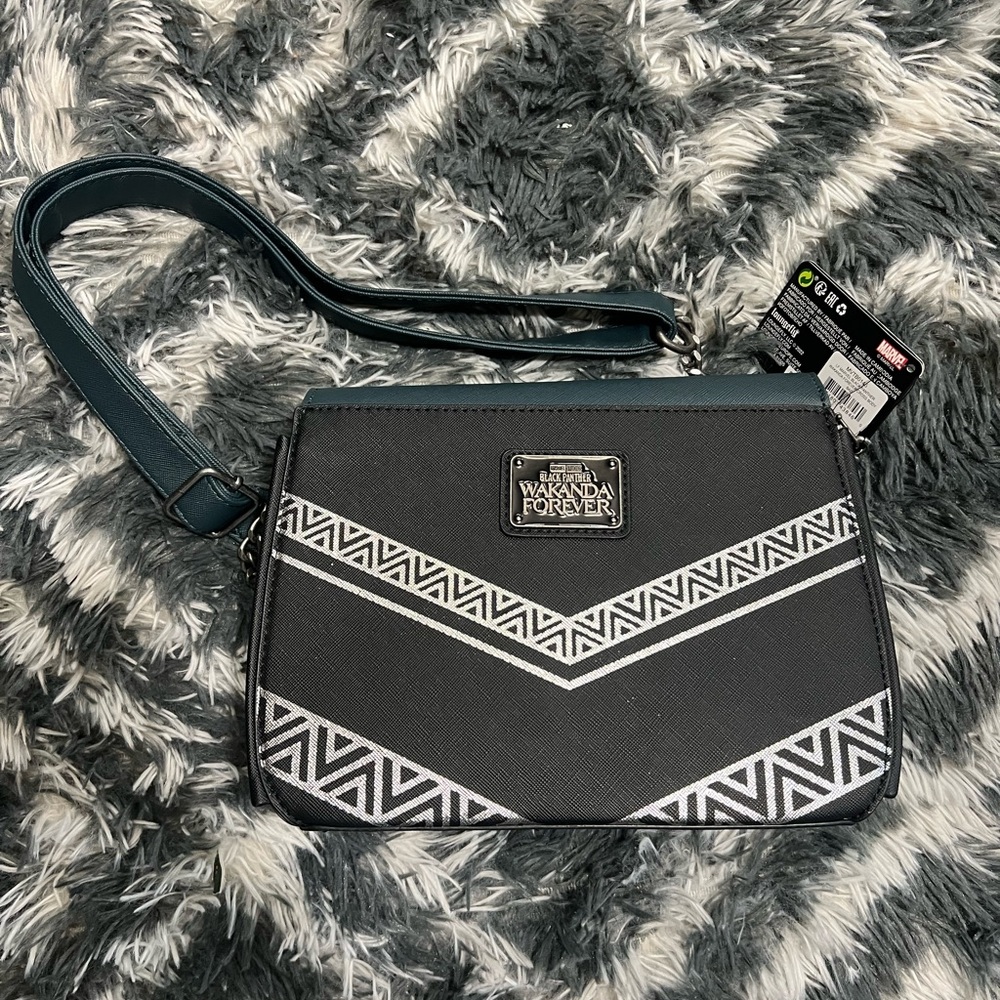 LOUNGEFLY BLACK PANTHER WAKANDA FOREVER
CROSSBODY BAG NWT - Picture 10 of 12
